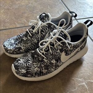 Nike Black and White Patterned Sneakers